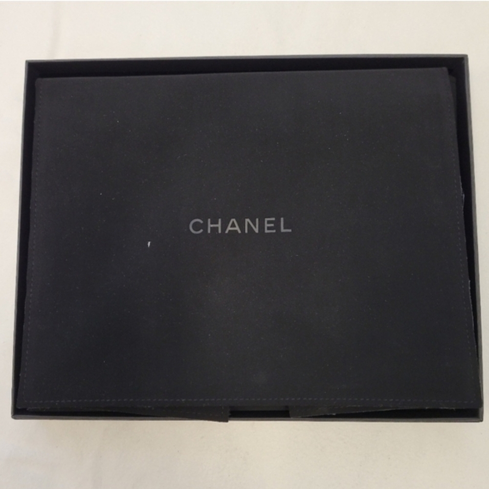 CHANEL Black and Cream Pearl Necklace - Picture 11 of 12